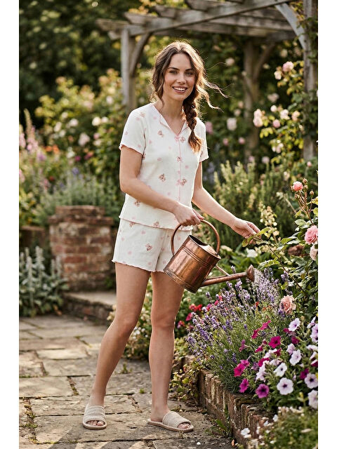 Lela Regular Fit Desenli V Yaka Şortlu Pijama Takımı 65770837