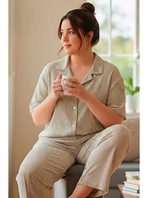 Lela Büyük Beden Desenli Regular Fit Düğmeli Yumuşak Dokulu Pijama Takımı 65750501