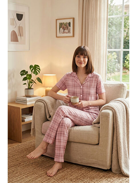 Lela Desenli Yumuşak Dokulu Regular Fit Düğmeli Kısa Kollu Kadın Pijama Takımı 65750101Y