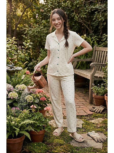 Lela Desenli Yumuşak Dokulu Regular Fit Düğmeli Kısa Kollu Kadın Pijama Takımı 65750101Y
