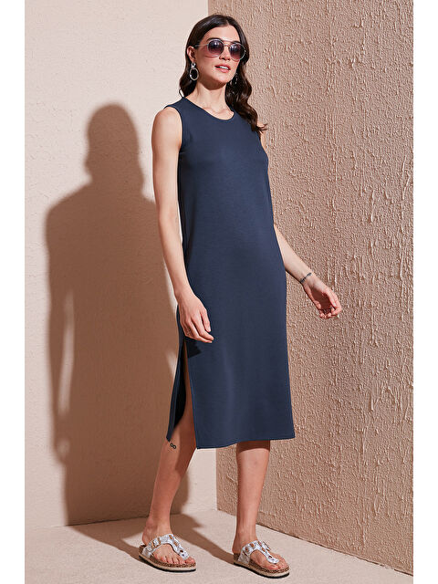Lela Regular Fit Bisiklet Yaka Yırtmaç Detaylı Basic Midi Elbise 5866160 - S000346533-33408