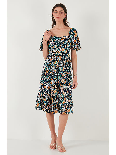 Lela Desenli Oversize Fit Carmen Yaka Büzgü Detaylı Midi Boy Kadın Elbise 6782169 - S000359115-21164