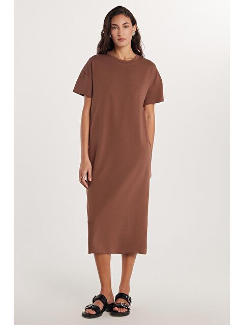TUDORS Kadın Regular Fit Kısa Kollu Esnek Kumaş Cepli Bisiklet Yaka Kahverengi Elbise - S000520520-19413