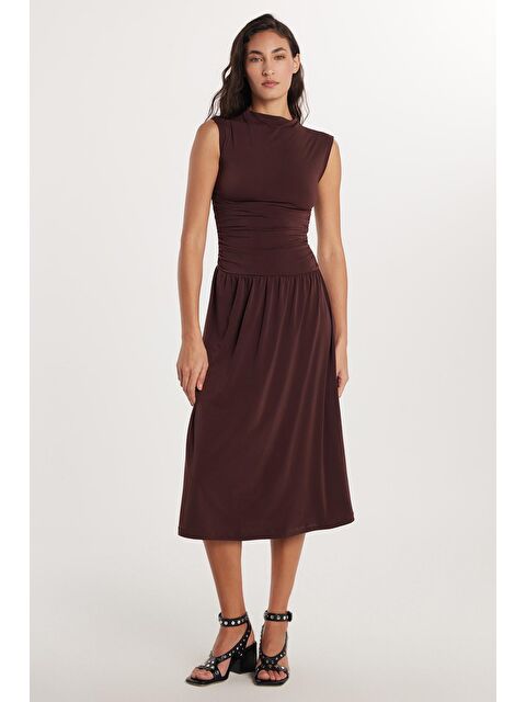 TUDORS Kadın Slim Fit Dar Kesim Kahverengi Kolsuz Bisiklet Yaka Midi Boy Elbise - S000520528-19413