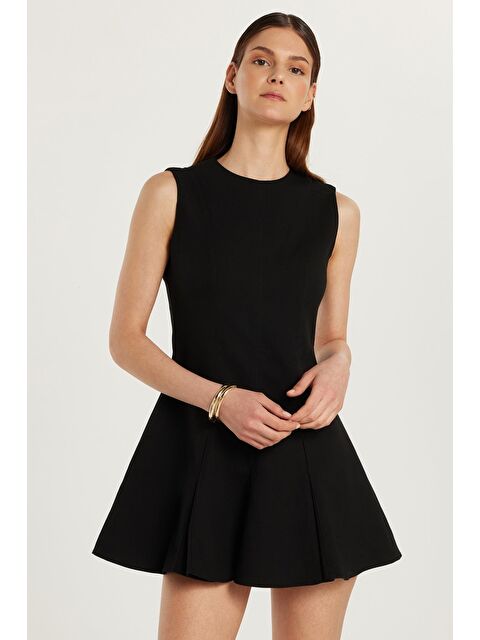 TUDORS Kadın Slim Fit Sıfır Kol Bisiklet Yaka Siyah Mini Elbise