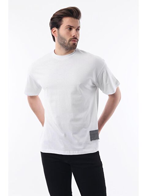 Madmext Beyaz Bisiklet Yaka Pamuklu Arma Deyatlı Overfit %100 Pamuk Tişört 7019 - S000423941-20063
