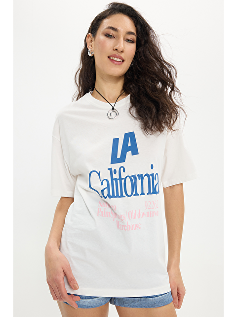 TUDORS Kadın Oversize Geniş Kesim %100 Pamuk Bisiklet Yaka Kısa Kollu  Basklı Beyaz Tişört