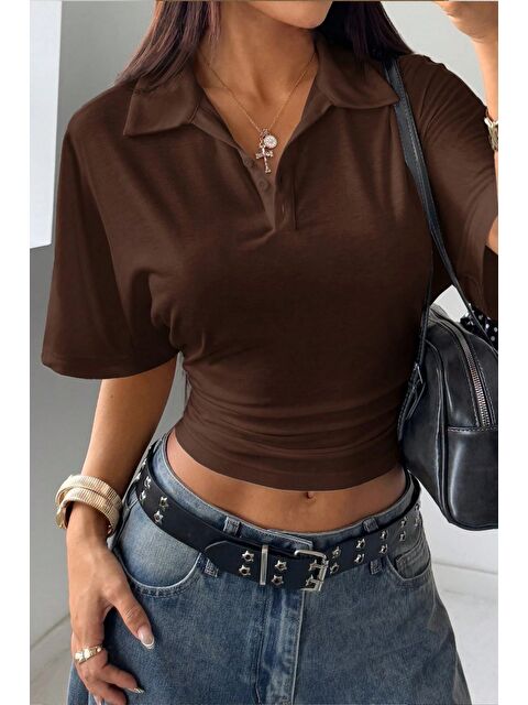 Tarz Cool Kadın Beyaz Crop Belden Oturan Tişört Polo Yaka Modern Tasarım