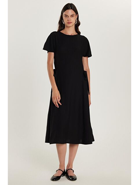 TUDORS Kadın Standart Fit Yandan Fiyonk Bağlama Detaylı Kısa Kollu Bisiklet Yaka Siyah Midi Boy Elbise - S000520559-19351