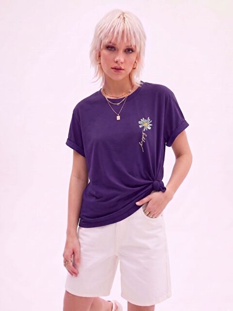 Trendseninle Kadın Mor Papatya Baskı Regular Fit Tişört