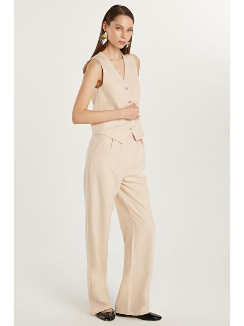 TUDORS Kadın Standart Fit Sıfır Kol Kruvaze Yaka Düğmeli Bej Yelekli Pantolonlu Takım - S000520575-19928