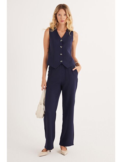 TUDORS Kadın Standart Fit Sıfır Kol Kruvaze Yaka Düğmeli Lacivert Yelekli Pantolonlu Takım - S000520577-21164