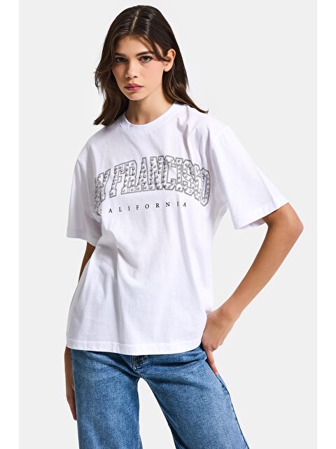 It's Basic Kadın Beyaz s6-2 Oversize Özel Parlak Taşlı Sloganlı Bol Kesim T-shirt - S000515629-20063