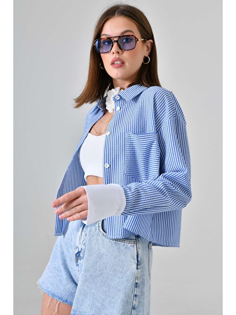 Saade Mavi Kadın Çizgili Relax Fit Tek Cep Dokuma Crop Gömlek - Manşeti Beyaz