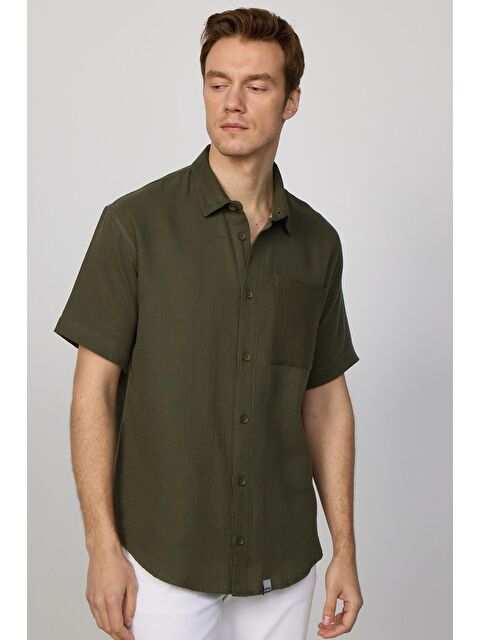 TUDORS Relax Fit Kısa Kollu Rahat Kesim Müslin Kumaş %100 Pamuk Tek Cep Yazlık Düz Haki Erkek Gömlek