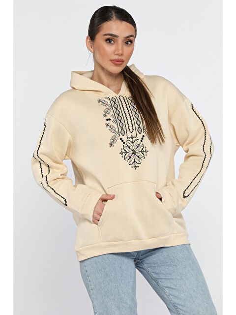 Gülseli Kadın Kanguru Cepli Nakışlı Şardonlu Kadın Sweatshirt - S000326464-19928