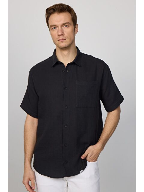 TUDORS Relax Fit Kısa Kollu Rahat Kesim Müslin Kumaş %100 Pamuk Tek Cep Yazlık Düz Füme Erkek Gömlek