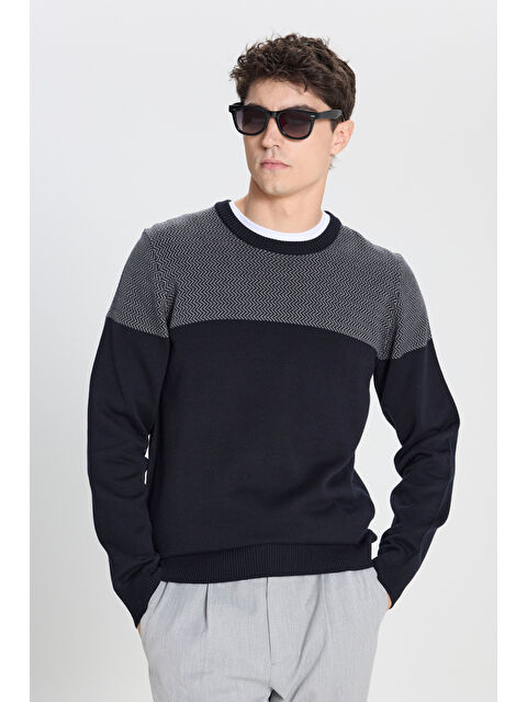 Altınyıldız Classics Erkek Lacivert Pamuklu Standart Fit Normal Kesim Bisiklet Yaka Renk Bloklu Triko Kazak - S000403099-21164