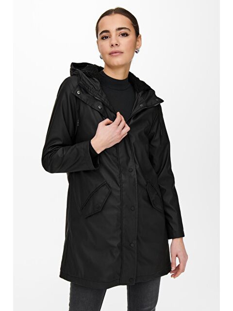 Only Onlsally Su Geçirmez Kapüşonlu Fermuar ve Çıtçıt Kapamalı Regular Fit Kadın Mont 15206116 - S000226427-19351