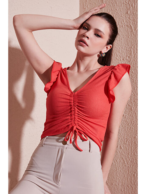 Lela Büzgü Detaylı Kolları Fırfırlı Dar Kesim Crop Kadın Bluz 5865015 - S000000375-20048