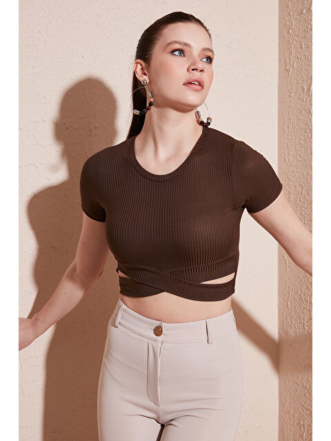 Lela Fitilli Bel Detaylı Kısa Kollu Dar Kesim Crop Kadın Bluz 5864211 - S000000396-18645