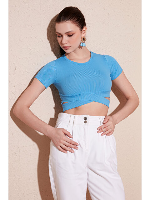 Lela Fitilli Bel Detaylı Kısa Kollu Dar Kesim Crop Kadın Bluz 5864211 - S000000396-3642
