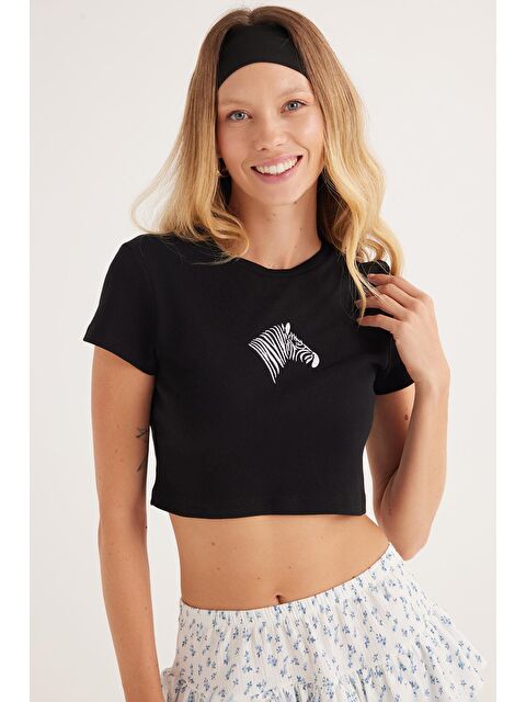 TUDORS Kadın Slim Fit Dar Kesim %100 Pamuk Bisiklet Yaka Baskılı Siyah Crop Tişört - S000523207-19351