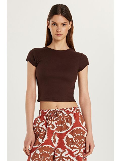 TUDORS Kadın Modal Kumaş Slim Fit Dar Kesim Kısa Kollu Bisiklet Yaka Kahverengi Tişört - S000523208-19413