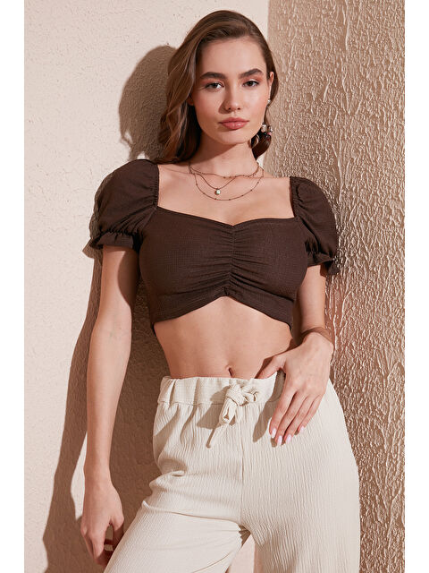 Lela Slim Fit Büzgü Detaylı Kalp Yaka Crop Kadın Bluz 5865601 - S000145726-19413