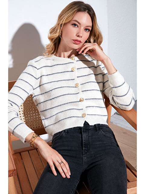 Lela Standart Fit Çizgili Yumuşak Dokulu Crop Triko Kadın Hırka 4615551 - S000273418-25636