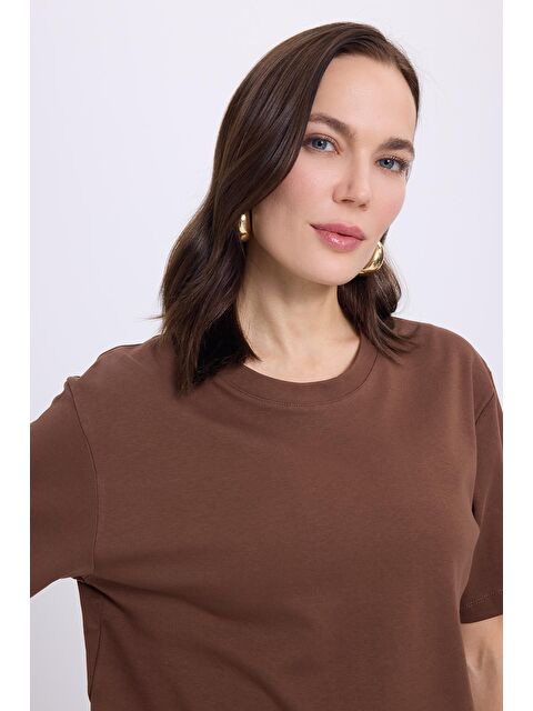 TUDORS Kadın Relax Fit Rahat Kesim %100 Pamuk Yumuşak Dokulu Hafif Kalın Bisiklet Yaka Kahverengi Tişört - S000523235-19413