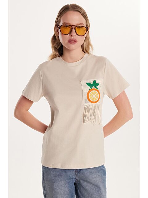 TUDORS Kadın Relax Fit Rahat Kesim Kısa Kollu Bisiklet Yaka Örgü Detaylı Taş Rengi Tişört - S000523240-25636