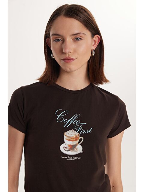 TUDORS Kadın Relax Fit Rahat Kesim Pamuklu Baskılı Bisiklet Yaka Kahverengi Tişört - S000523255-19413