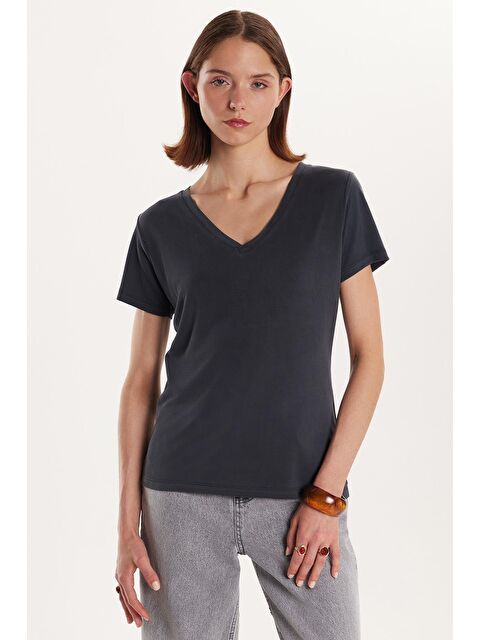 TUDORS Kadın Relax Fit Rahat Kesim Modal V Yaka Antrasit Tişört - S000523260-29666