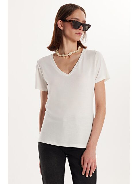 TUDORS Kadın Relax Fit Rahat Kesim Modal V Yaka Ekru Tişört - S000523269-19965