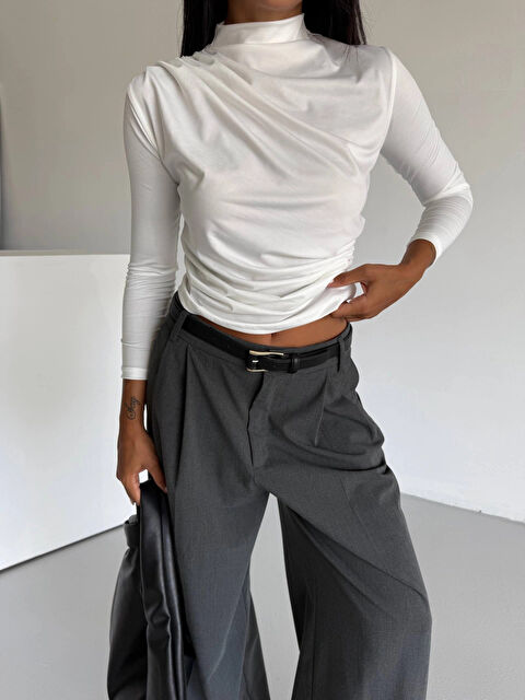 Hazelin Kadın Beyaz Omuz ve Beli Büzgülü Yarım Balıkçı Yaka Sandy Bluz HZL24W-FRY122451 - S000280975-20063