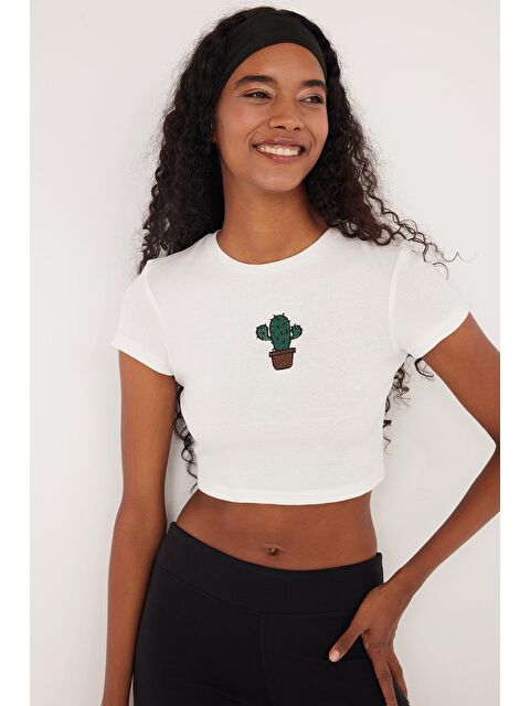 TUDORS Kadın Slim Fit Dar Kesim %100 Pamuk Bisiklet Yaka Baskılı Beyaz Crop Tişört - S000523296-20063