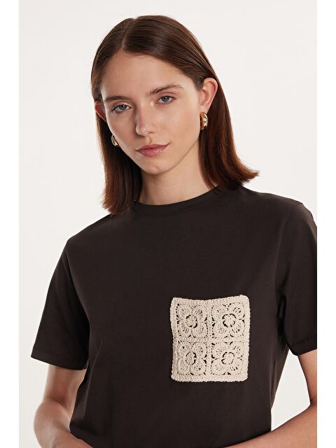 TUDORS Kadın Relax Fit Rahat Kesim %100 Pamuk Baskılı Bisiklet Yaka Kahverengi Tişört - S000523304-19413