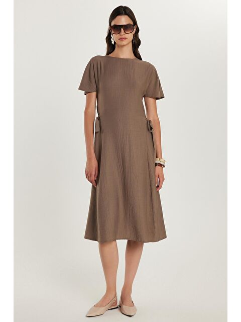 TUDORS Kadın Standart Fit Yandan Fiyonk Bağlama Detaylı Kısa Kollu Bisiklet Yaka Füme Midi Boy Elbise - S000520639-33408