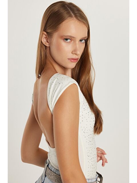 TUDORS Kadın Slim Fit Dar Kesim Sırt Detaylı Bisiklet Yaka Ekru Tişört - S000523314-19965