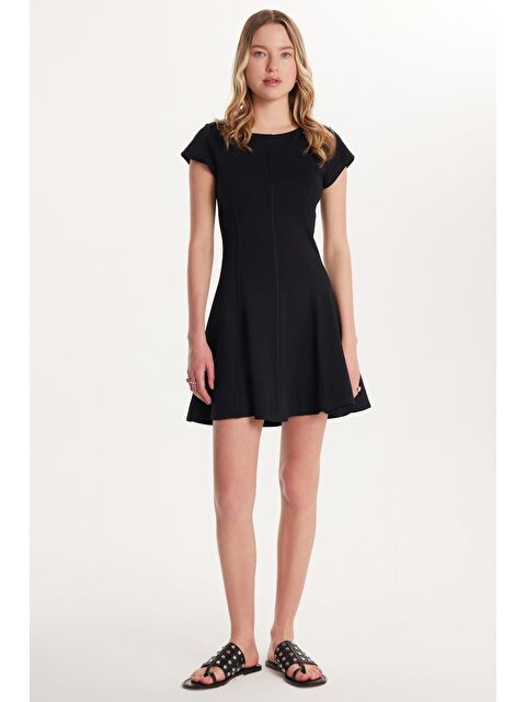 TUDORS Kadın Standart Fit Kısa Kollu U Yaka Siyah Elbise - S000520645-19351