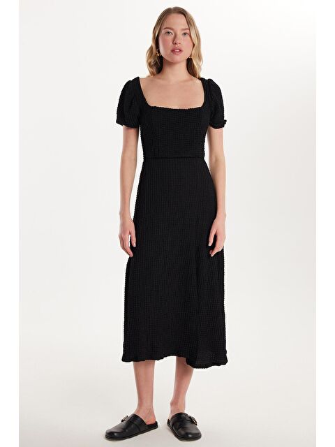 TUDORS Kadın Standart Fit Kısa Kollu Lastikli Kare Yaka Yırtmaçlı Siyah Elbise - S000520650-19351