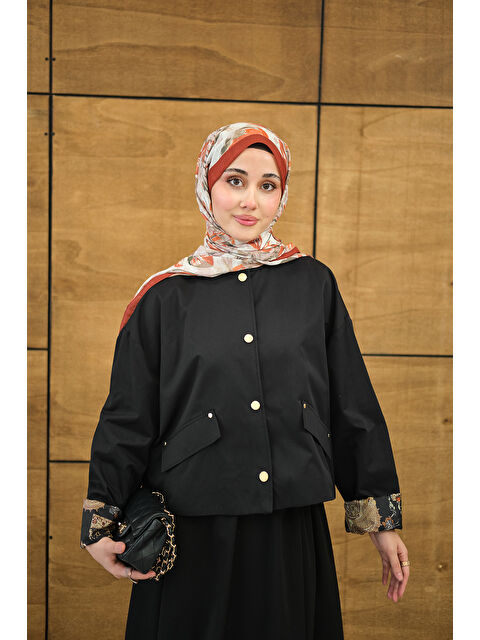 Locco Moda Kadın Bisiklet Yaka Astarı Desenli Çıtçıtlı Regular Gabardin Kısa Trenç Siyah - S000500116-19351