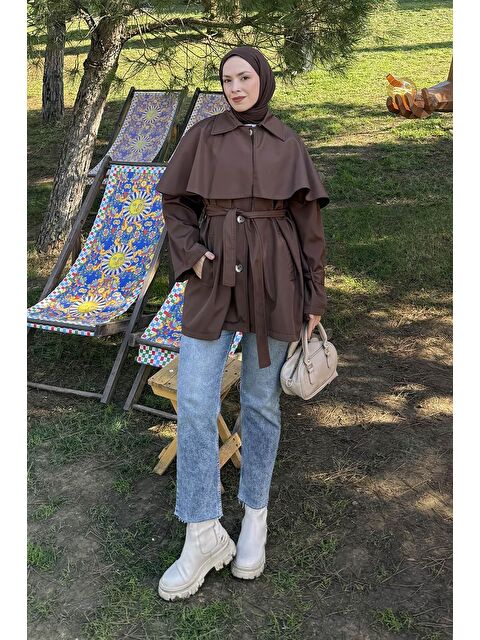 Lamelif Bağlama Detaylı Pelerinli Trençkot Acı Kahverengi - S000518078-28102