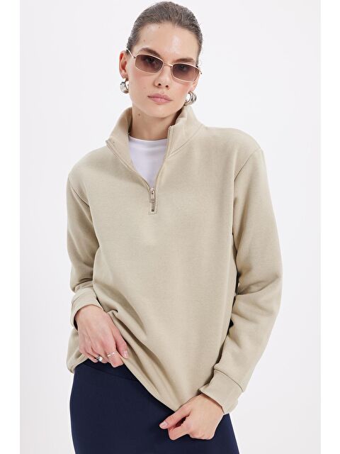 TUDORS Kadın Relax Fit Rahat Kesim Pamuklu İçi Polarlı Yarım Fermuarlı Bej Dik Yaka Sweatshirt - S000523336-19928