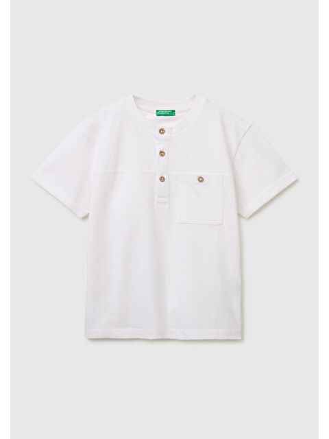 United Colors Of Benetton Erkek Çocuk Beyaz Logo İşlemeli Düğmeli Cep Detaylı Henley Yaka T-Shirt