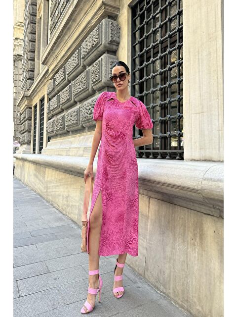 Now Moda Yaka Detaylı Desenli Yırtmaclı Fuşya Elbise - S000178448-18686