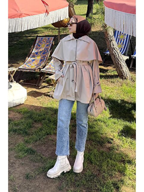 Lamelif Bağlama Detaylı Pelerinli Trençkot Bej - S000518078-19928