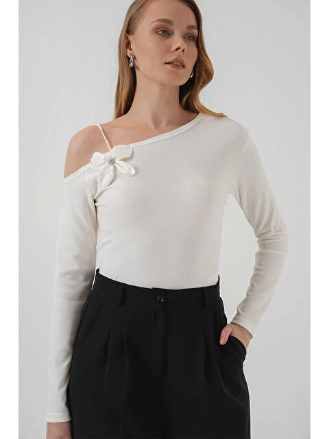 Hazelin Kadın Beyaz Askı Detaylı Kayık Yaka Bluz HZL25S-BD19271 - S000346433-20063