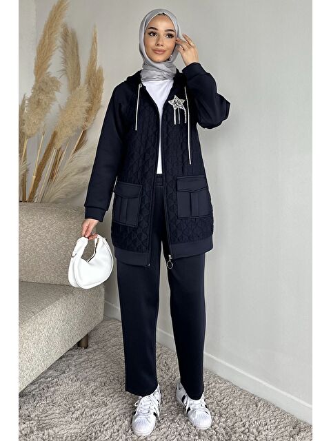 Julude Kapitoneli Broş Detaylı Kapüşonlu Tesettür Tunik Bel Lastikli Pantolon İkili Takım